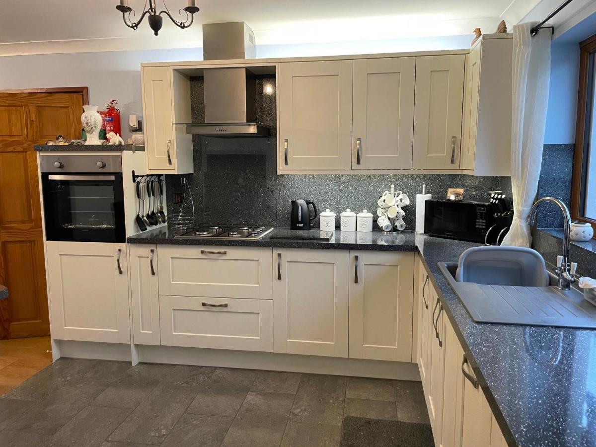 Dyffryn Taf - Spacious 3 Bedroom Bungalow Close To Amenities 세인트 클리어스 외부 사진