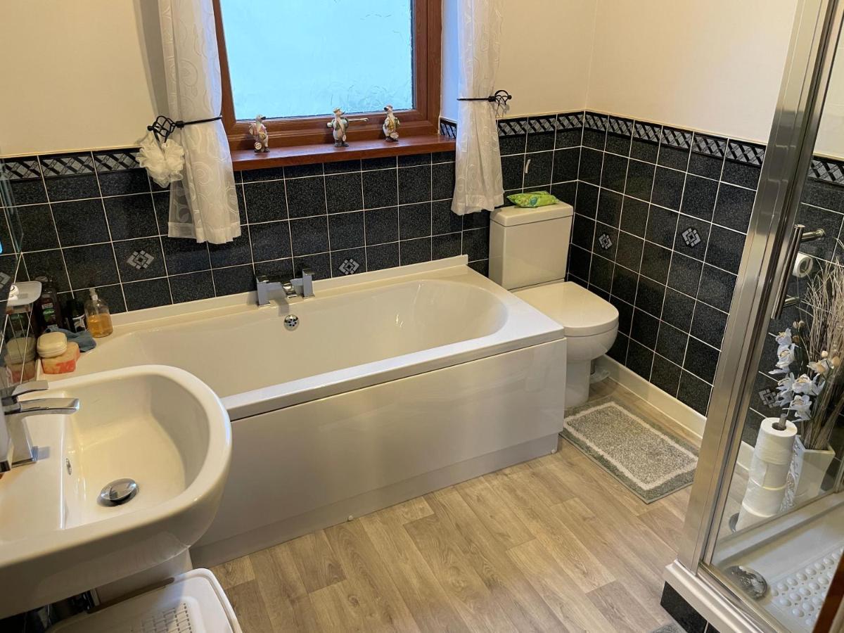 Dyffryn Taf - Spacious 3 Bedroom Bungalow Close To Amenities 세인트 클리어스 외부 사진